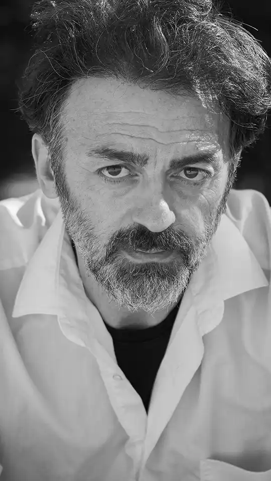 Portrait en noir et blanc d'Iñaki Irouléguy, chef du restaurant Hodeilur à Saint-Jean-de-Luz, regard intense en veste blanche