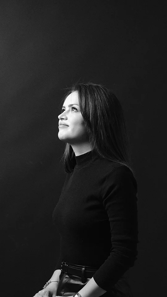 Portrait en noir et blanc de Sarah Potter, membre de l'équipe du restaurant Hodeilur à Saint-Jean-de-Luz, regard tourné vers l'horizon