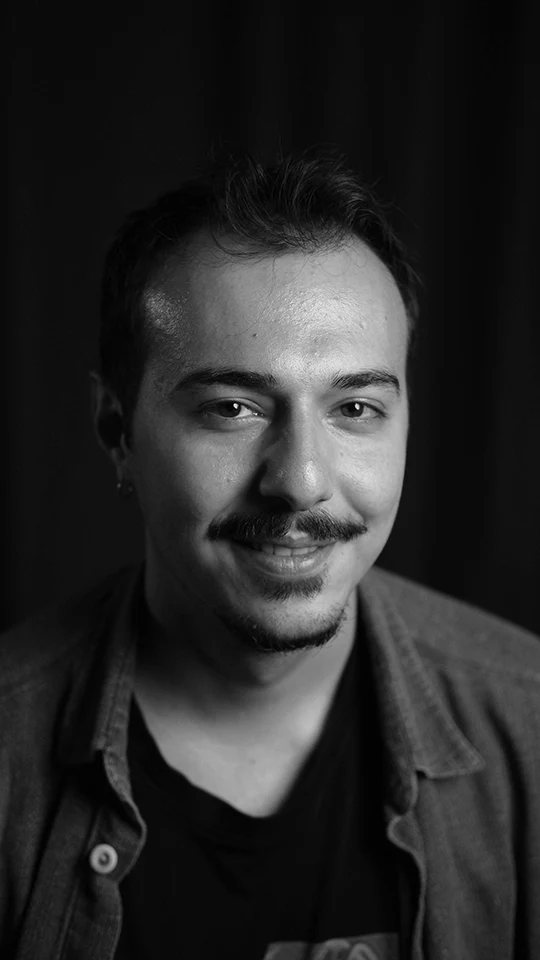 Portrait en noir et blanc de Michel Ducas, membre de l'équipe du restaurant Hodeilur à Saint-Jean-de-Luz, sourire chaleureux