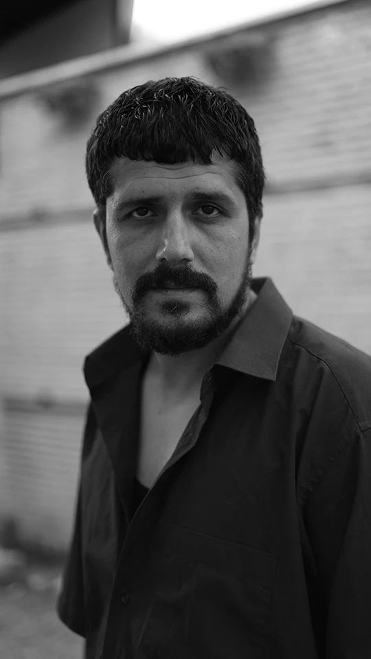 Portrait en noir et blanc de Régis Poullard, membre de l'équipe du restaurant Hodeilur à Saint-Jean-de-Luz, regard direct et déterminé