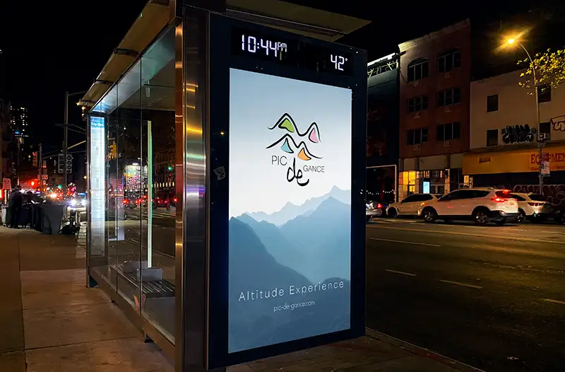 Damien Digital, design UXUI, designer, Pic de Gance, station de ski, mockup affiche publicitaire en abribus de nuit en ville