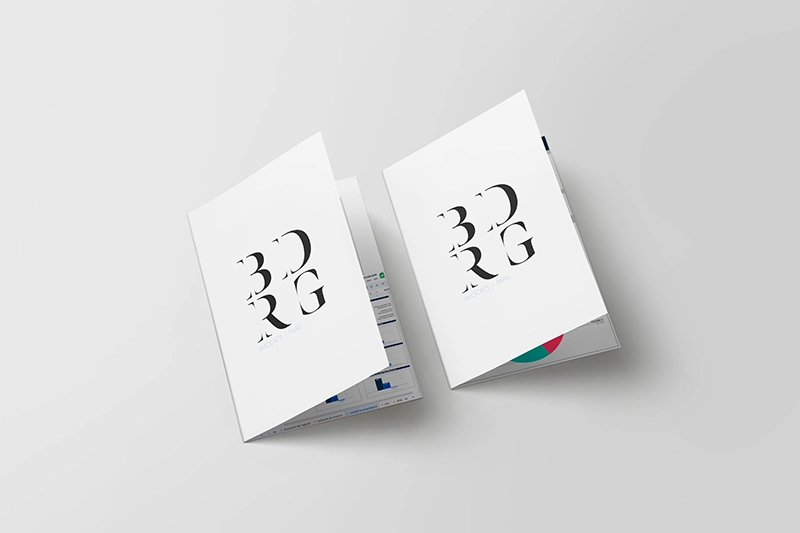 Damien Digital, design UXUI, designer, BDRG Avocats Paris, mockup brochure dépliant deux volets fermés, logo BDRG noir sur fond blanc, fond gris clair