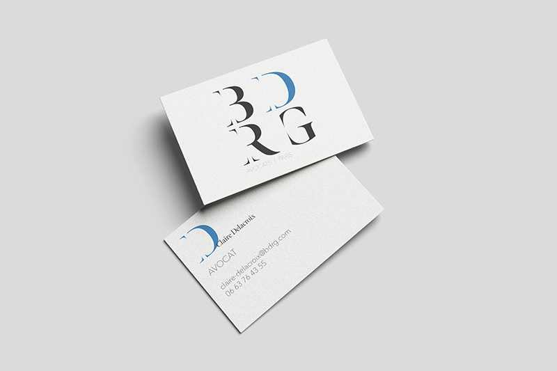 Damien Digital, design UXUI, designer, BDRG Avocats Paris, mockup carte de visite recto verso, logo BDRG noir et bleu, nom avocat Claire Delacroix, fond gris clair