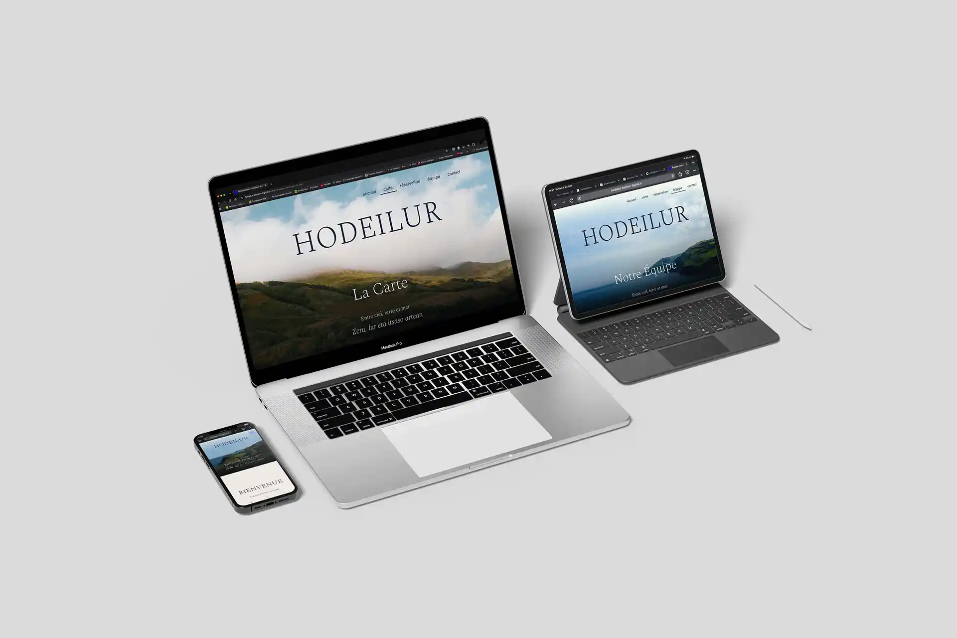 Damien Digital, design UXUI, designer, Hodeilur restaurant basque Saint Jean de Luz, mockup multi écrans MacBook tablette et mobile, page accueil et notre équipe hero image côte basque