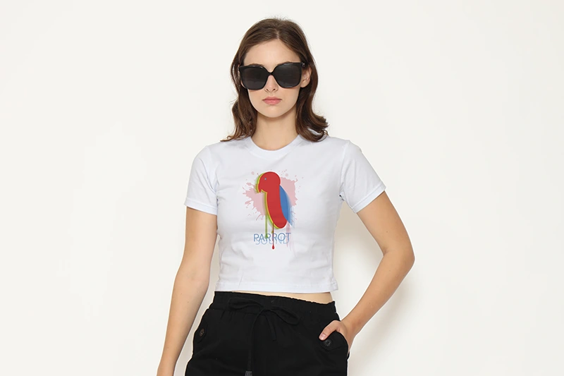 Damien Digital, design UXUI, designer, Parrot Sound identité de marque, mockup t shirt blanc porté par mannequin, illustration perroquet stylisé effet éclaboussure de couleur rouge et bleu