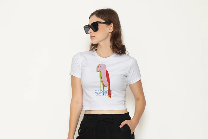 Damien Digital, design UXUI, designer, Parrot Sound identité de marque, mockup t shirt blanc porté par mannequin vue de profil, illustration perroquet coloré imprimée sur le torse