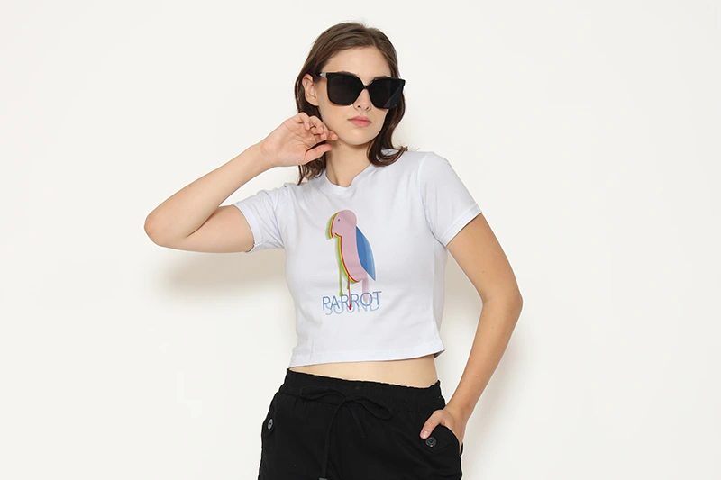 Damien Digital, design UXUI, designer, Parrot Sound identité de marque, mockup t shirt blanc porté par mannequin vue de profil, illustration perroquet coloré imprimée sur le torse
