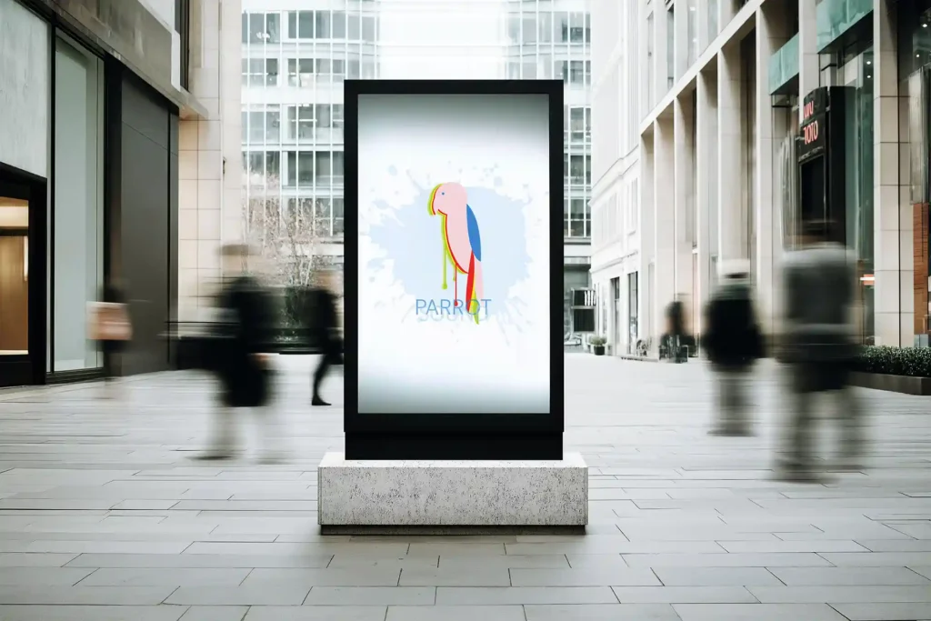 Damien Digital, design UXUI, designer, Parrot Sound identité de marque, mockup totem écran numérique dans une rue piétonne, illustration perroquet coloré sur fond éclaboussure bleu, passants en mouvement flou