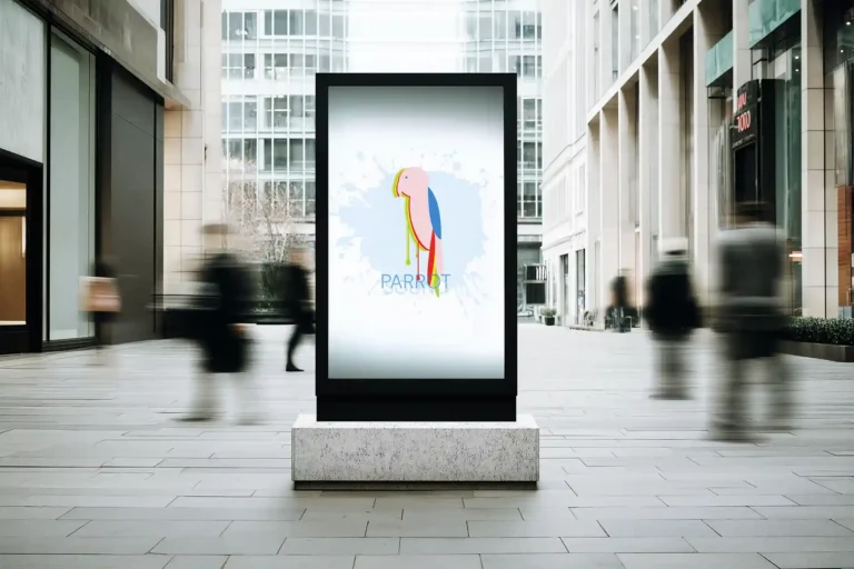 Damien Digital, design UXUI, designer, Parrot Sound identité de marque, mockup totem écran numérique dans une rue piétonne, illustration perroquet coloré sur fond éclaboussure bleu, passants en mouvement flou